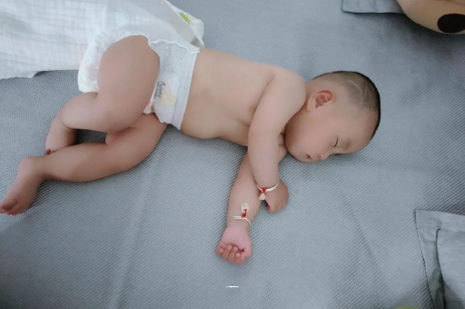 祁东几个月宝宝会抬头